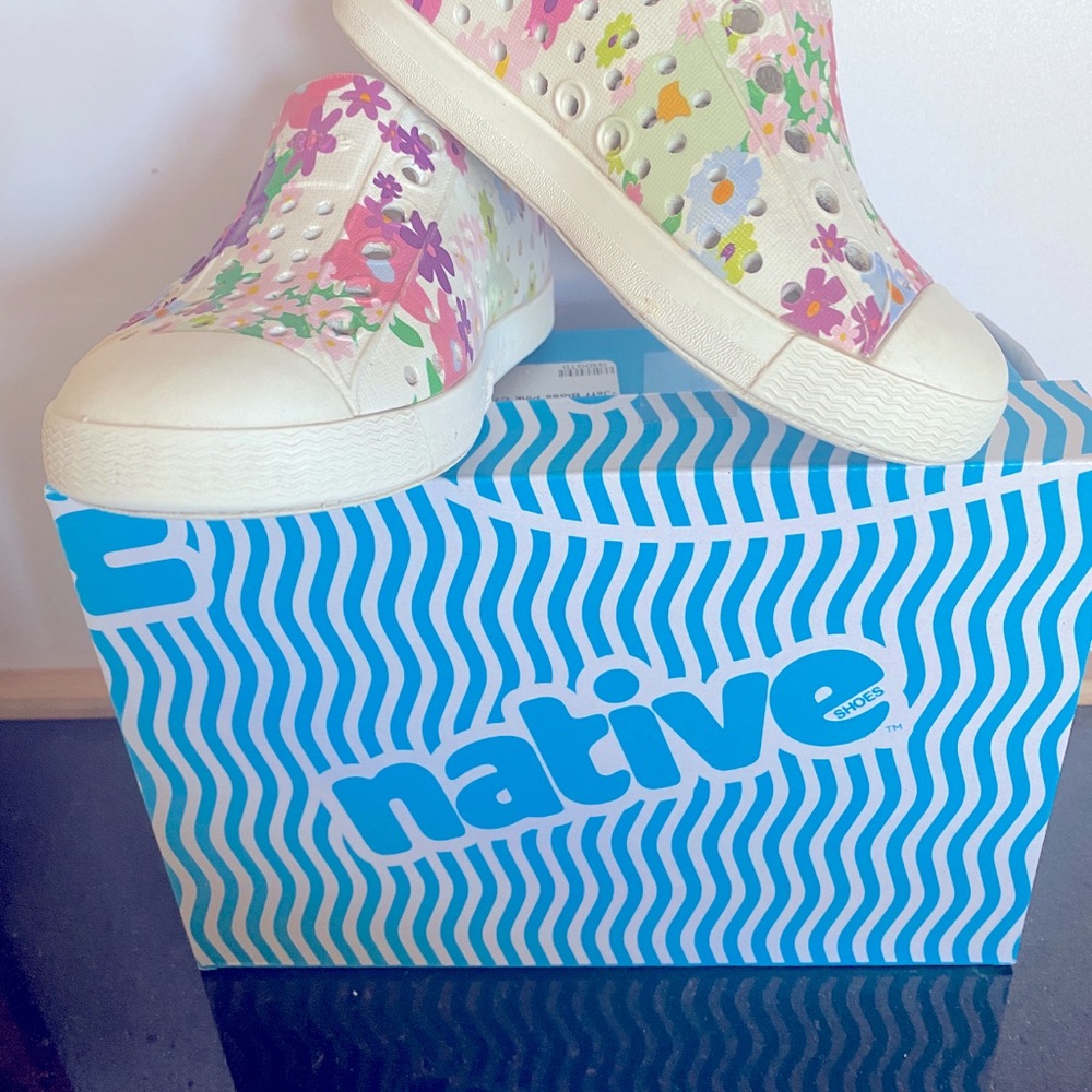 Native girls shoes C7
